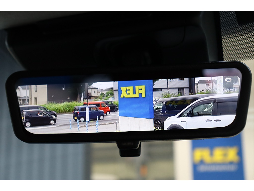 後続車両の確認も安心なデジタルインナーミラー完備！