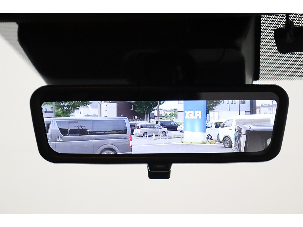 後続車両の確認も可能なデジタルインナーミラー搭載！