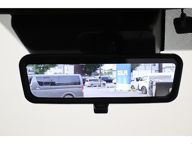 後続車両の確認も可能なデジタルインナーミラー搭載！