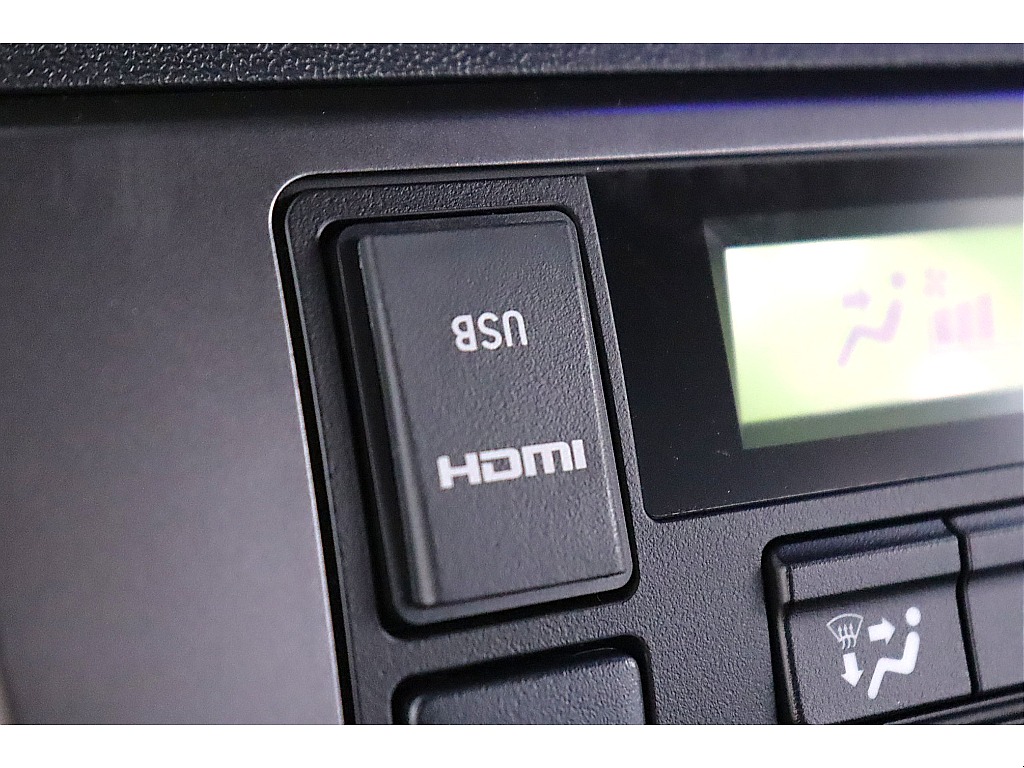 HDMI/USBソケットを装着！スマホミラーリングも可能です！