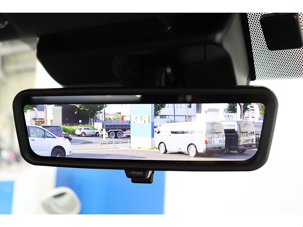 メーカーオプションのデジタルインナーミラーを完備！
