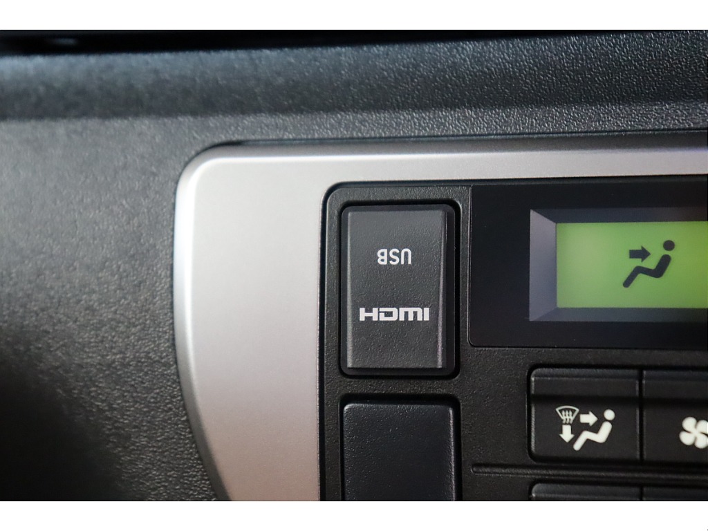あると便利なHDMI/USBソケットもカスタム！