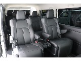 希少なキャプテンシートを採用したファインテックツアラー専用内装！10名乗車が可能です♪