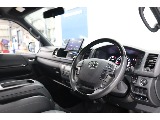 専用のマホガニー調ステアリングハンドルにはオーディオスイッチを搭載！