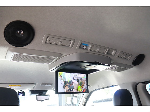 ルーフスピーカーに12.8インチ大画面モニターを完備！