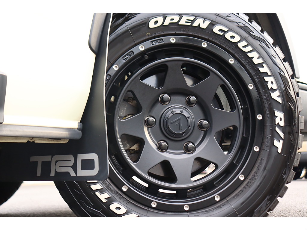 レオウイング16インチにTOYOオープンカントリーRTタイヤを装着！TRDマットフラップもアクセント♪