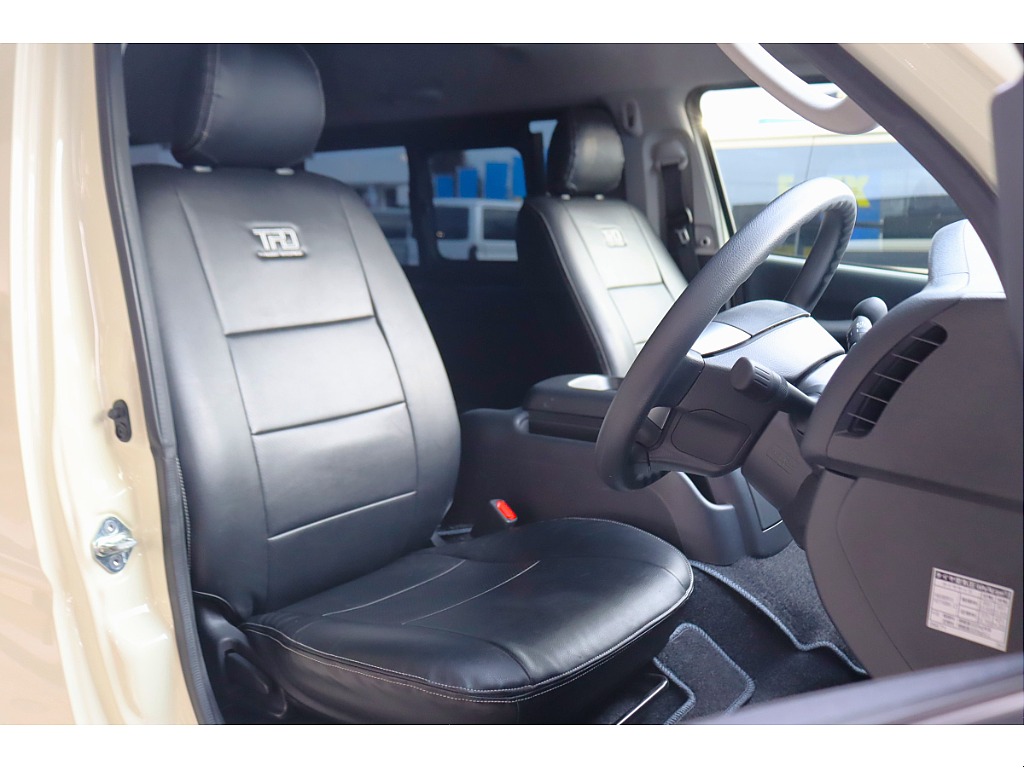 TRD製黒レザーシートカバーを着用済み♪