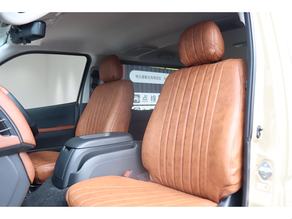 前席に装着済みのブラウンシートカバーがおしゃれです！