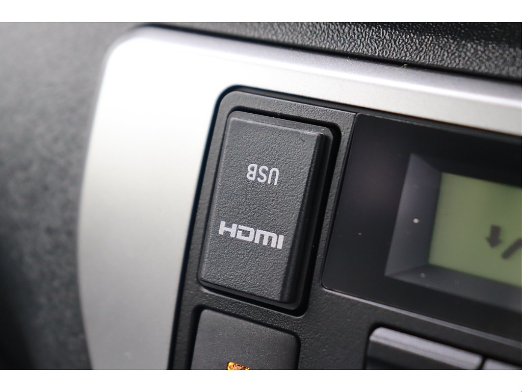 HDMI/USBソケット装備でスマホミラーリングも可能です！