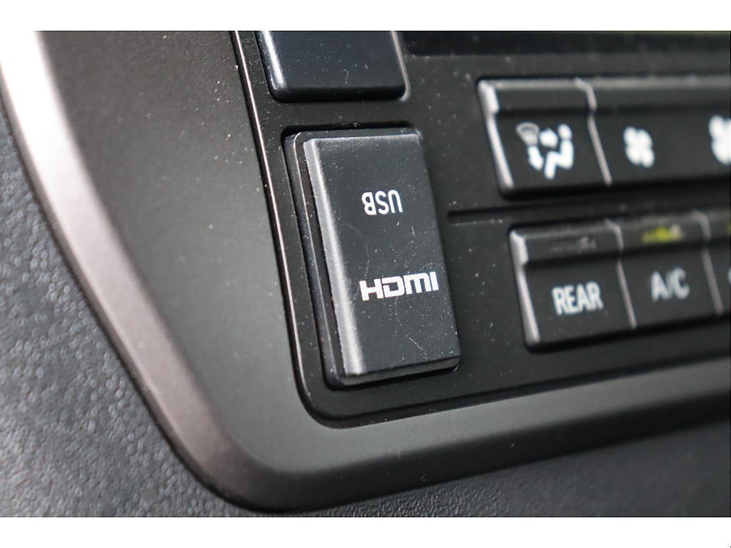 HDMI/USBソケット完備でスマホミラーリング可能！