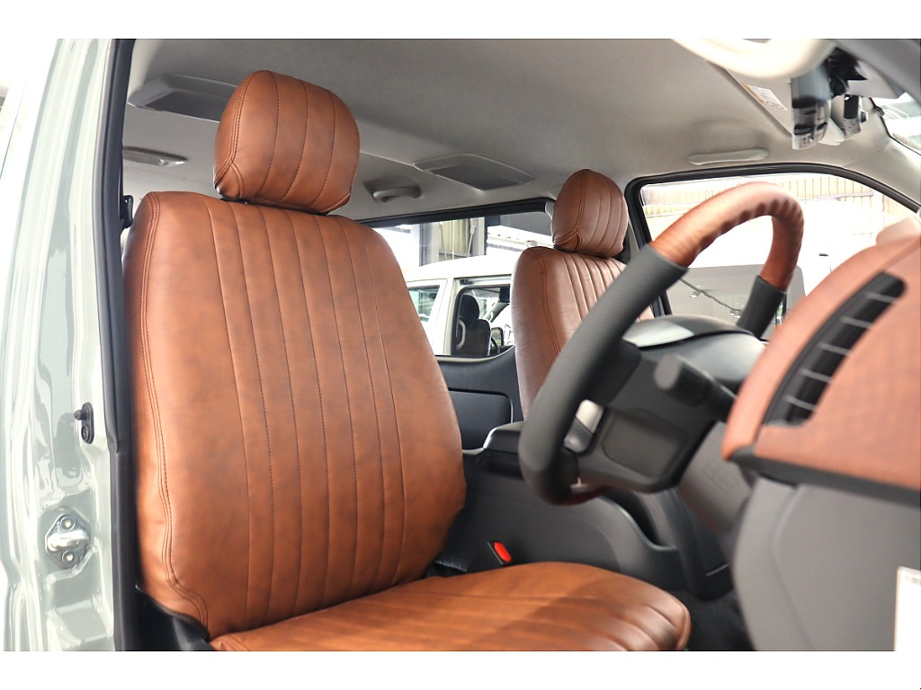 全席にクラシックブラウンシートカバーを着用！