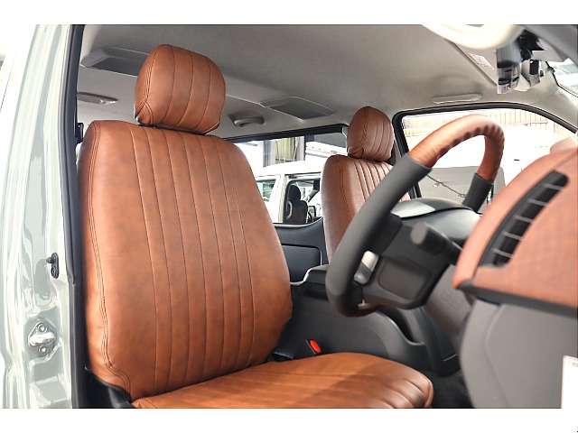 全席にクラシックブラウンシートカバーを着用！