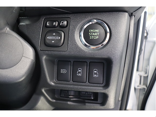 プッシュスタートです!スライドドアは運転席スイッチで開閉可能です☆