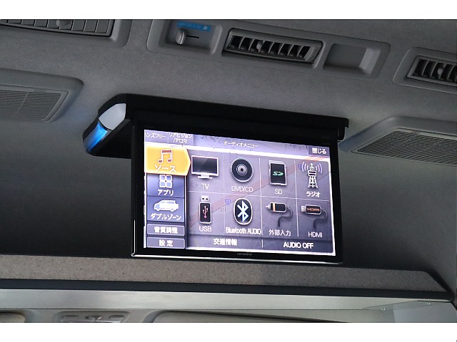 カロッツェリア13.3インチの大画面モニターを完備!