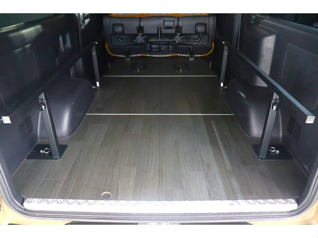 荷室にはフロアパネルを装着済みです♪