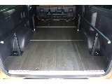 荷室にはフロアパネルを装着済みです♪