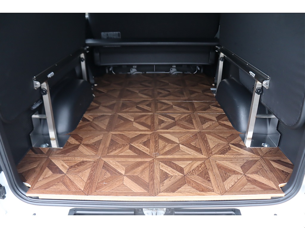 荷室にはフローリングパネルがございます！