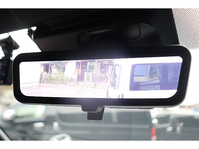 デジタルインナーミラーまで装備！
