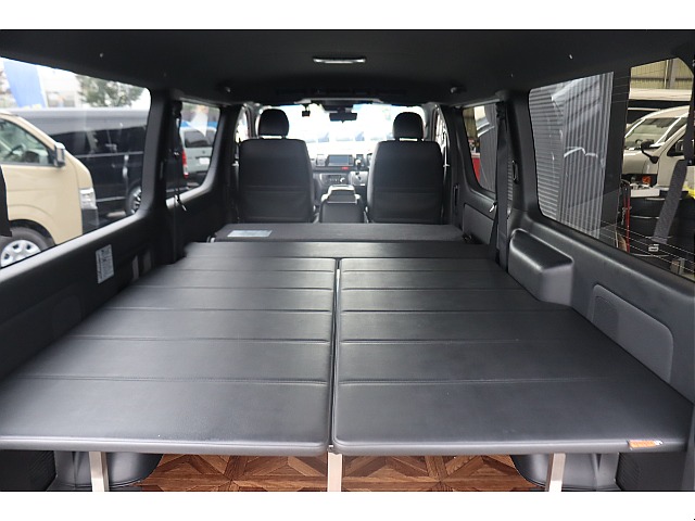 UIビークルのフリップアップベッド装備！