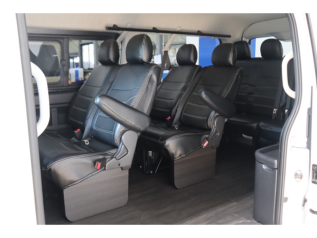 床張り施工済み　フットパネルも装着され全席に黒革調シートカバーを装着済みです！