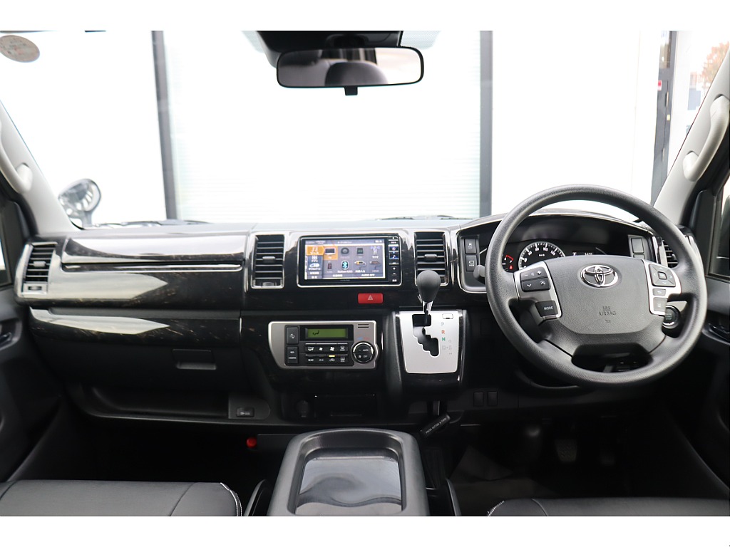 コックピットには高級感溢れるマホガニー調インテリアパネルを装着済み♪