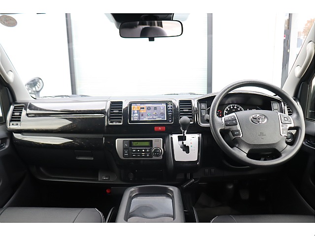 コックピットには高級感溢れるマホガニー調インテリアパネルを装着済み♪