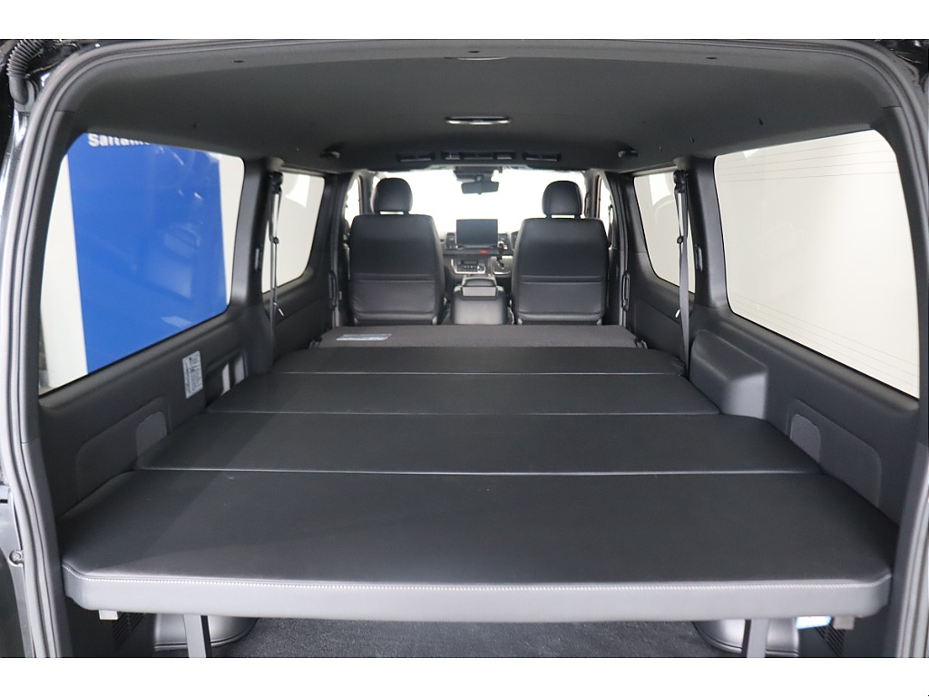 荷室にはベッドキットカスタムでフルフラット可能！