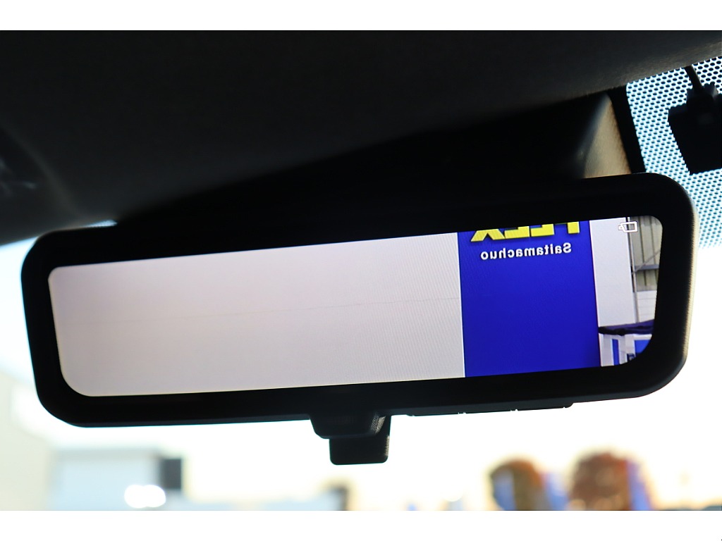 4列目による死角も解消するデジタルインナーミラー完備！