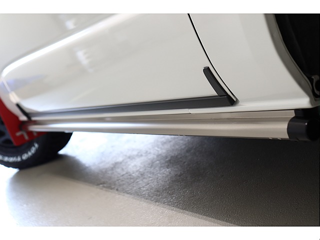 オフロードスタイルを引き立てるサイドスカートも装着済みです！