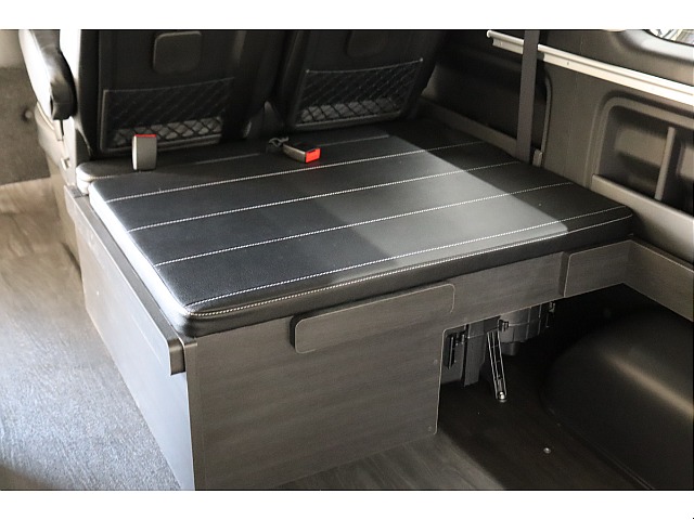 三列目後ろ向きシートです！