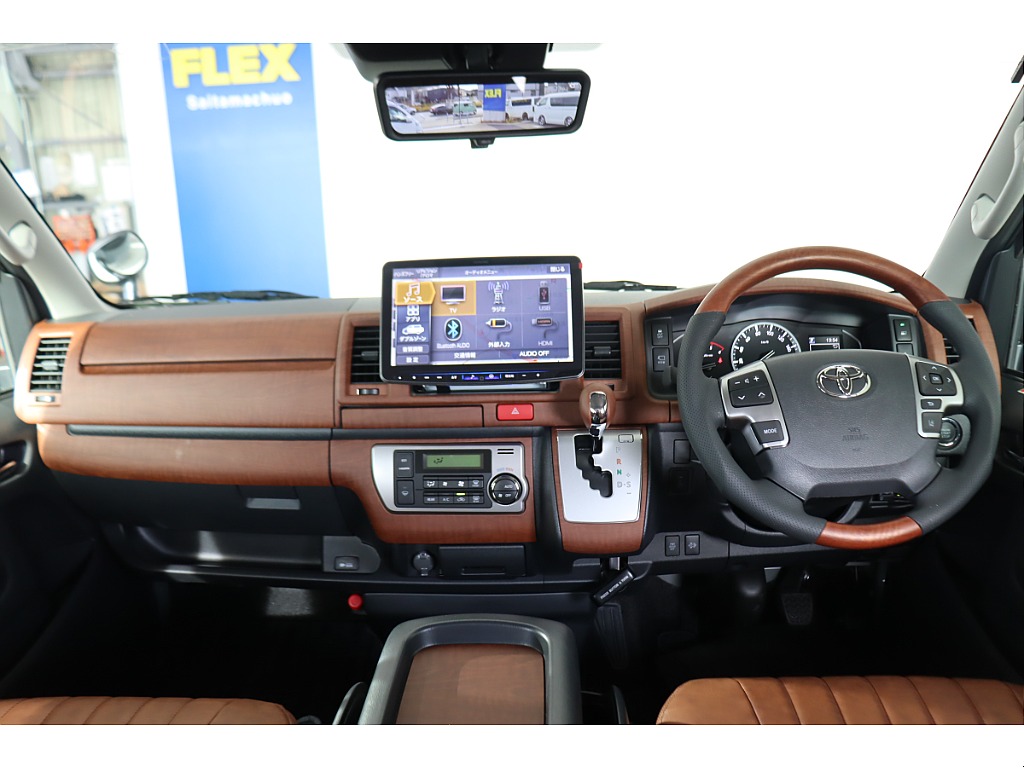 コックピットにはオシャレな茶木目インテリアパネルセットを装着済み♪