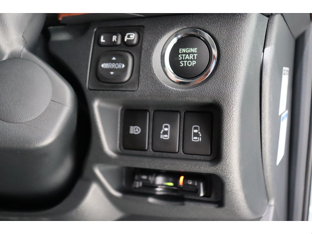 運転手からパワースライドドアの開閉操作も可能です！