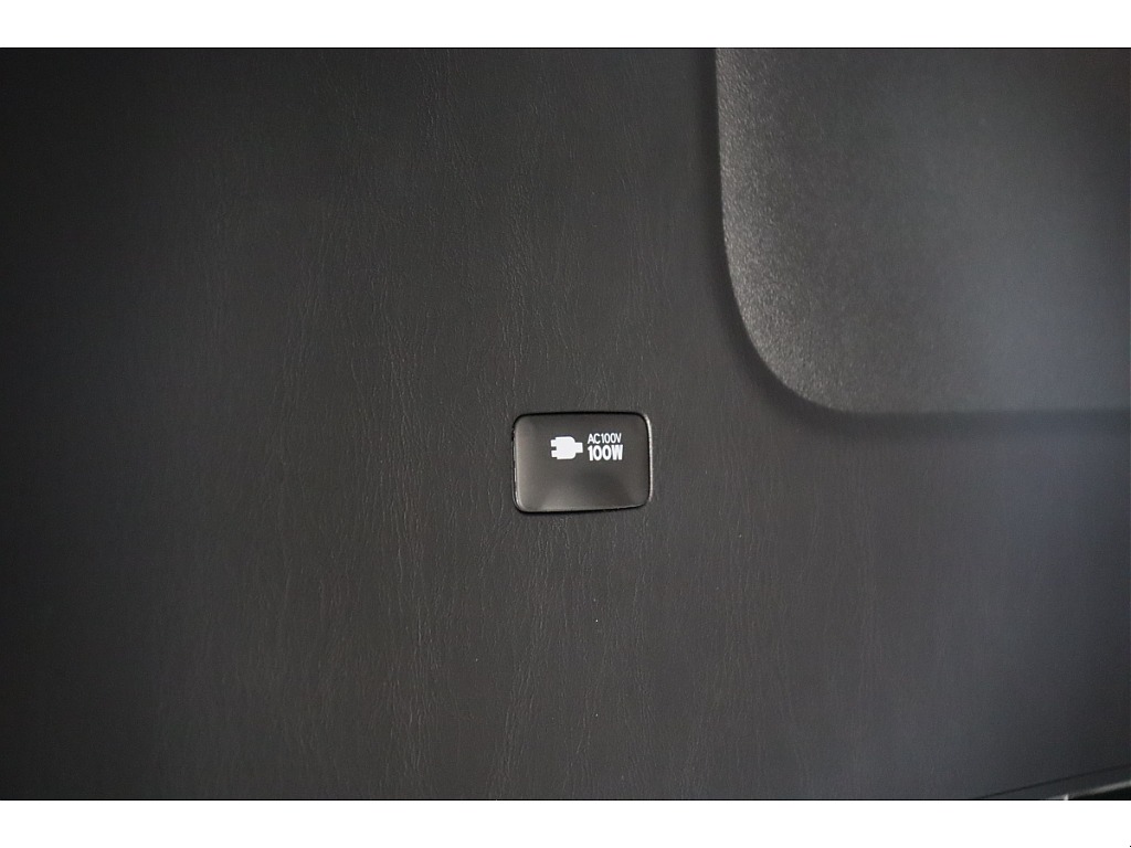 荷室部には100Vアクセサリーコンセントを完備！