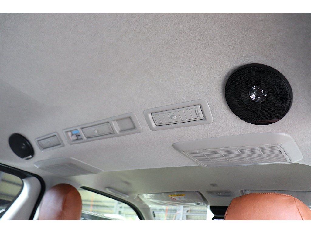 セカンドシート上部にはパイオニアルーフスピーカーを装着♪