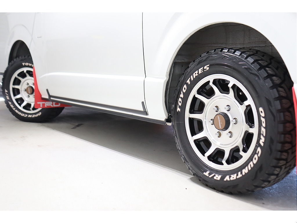 16インチアルミホイールにオープンカントリータイヤを装備！