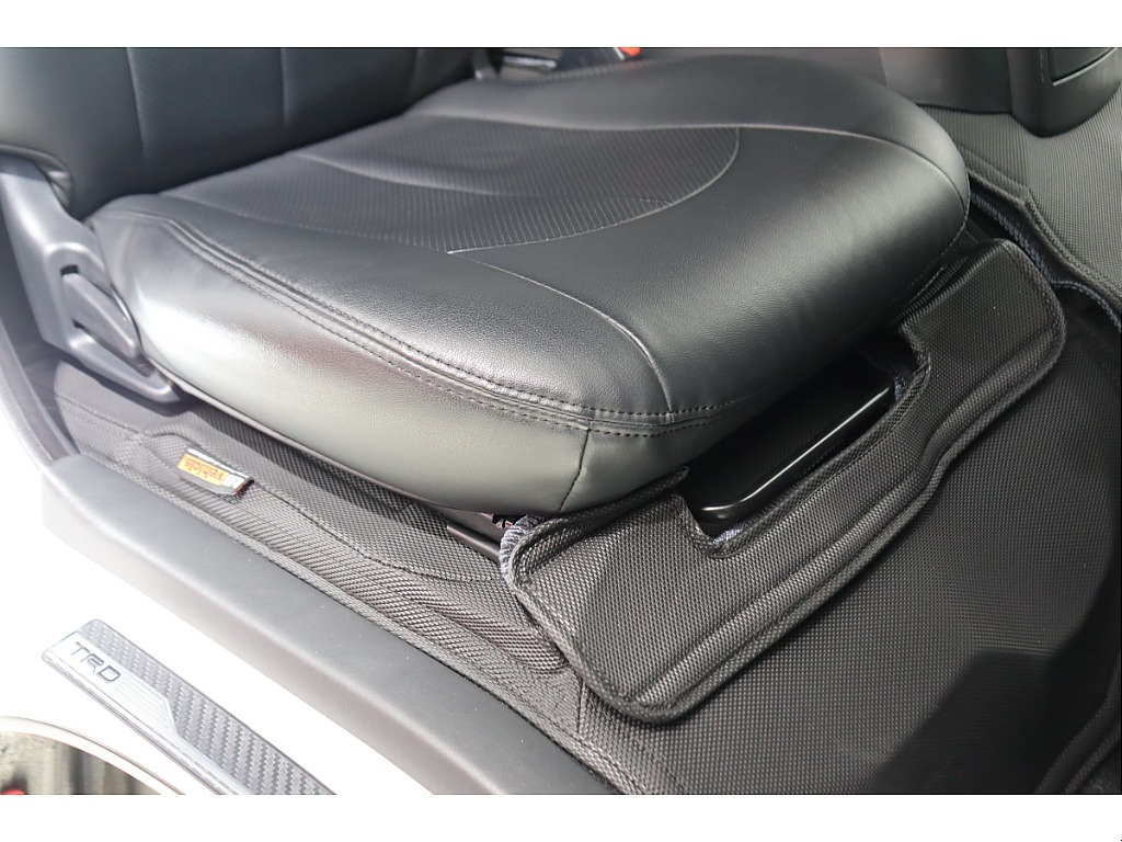 UI製エンジンフードカバーがカスタム済み！