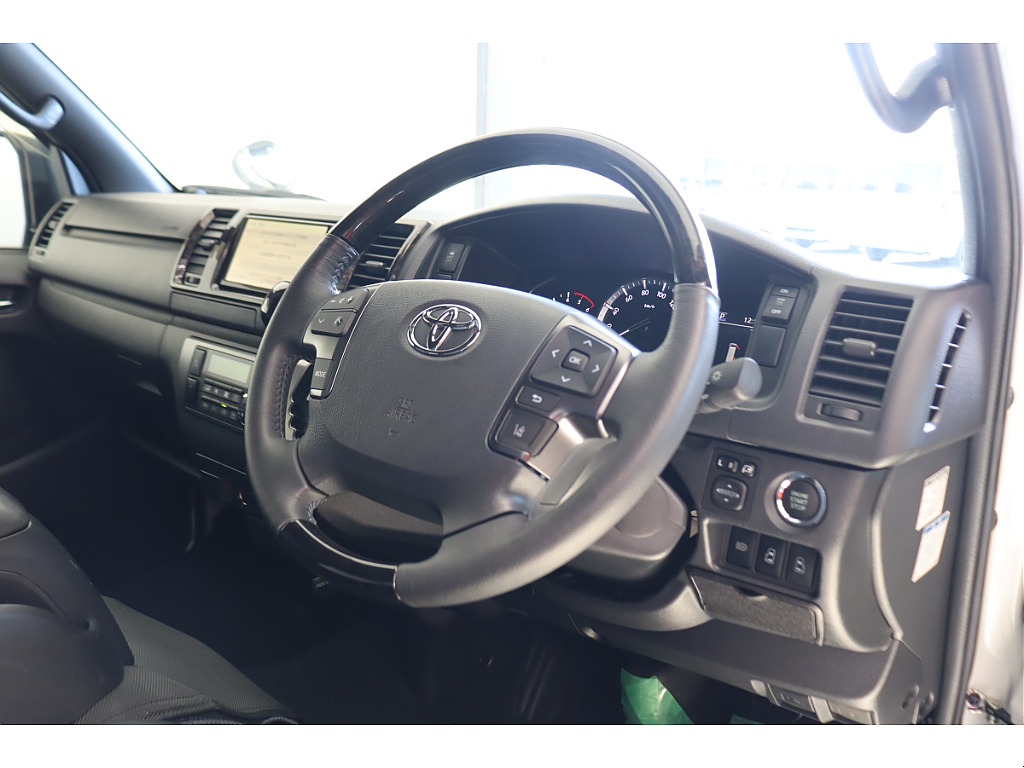 ウッドコンビで仕上がったお洒落な内装です！