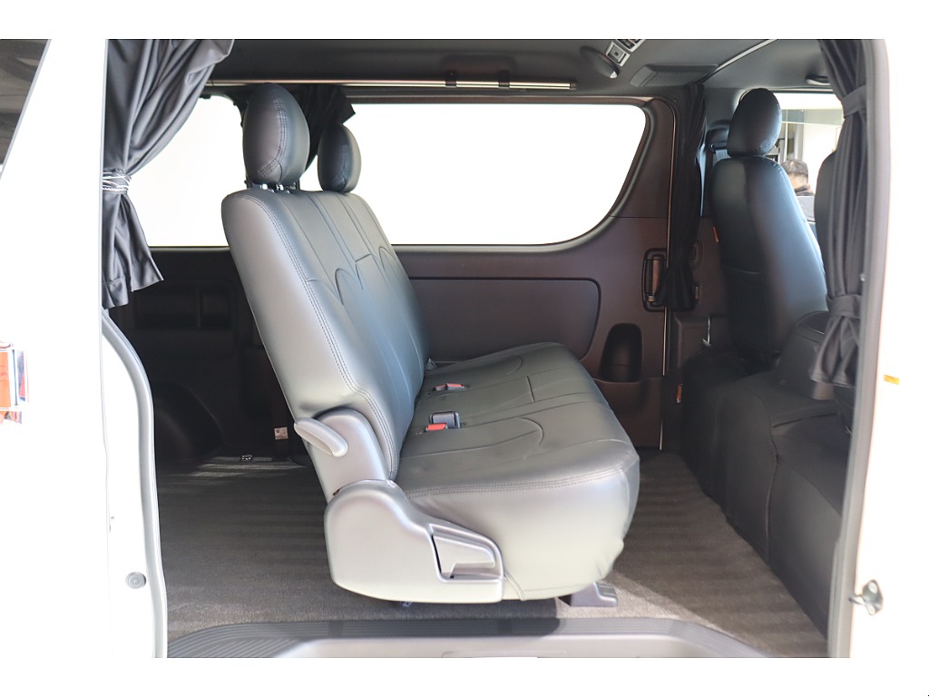 2列目シートも高級感溢れるハーフレザーです！
