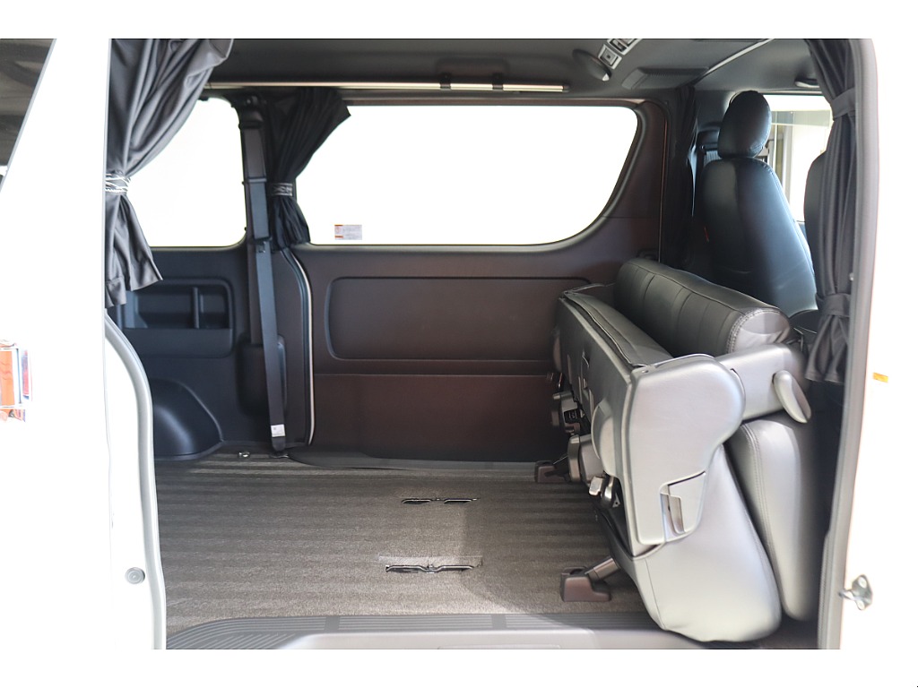 後席を格納してトランクスペースを広くすることができます！