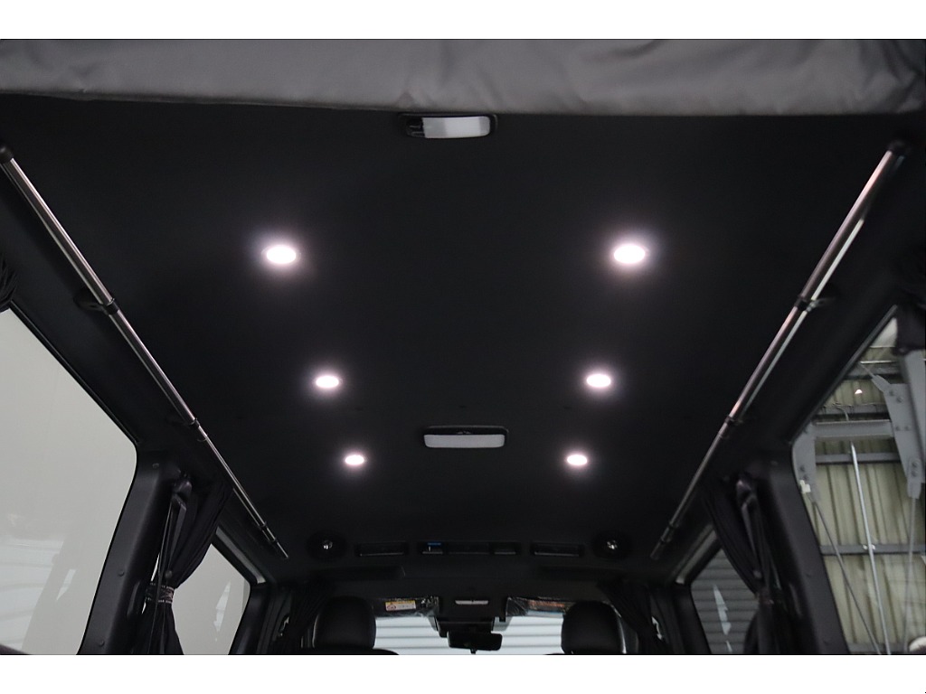 車内にはLEDダウンライト装備で明るく照らしてくれます☆