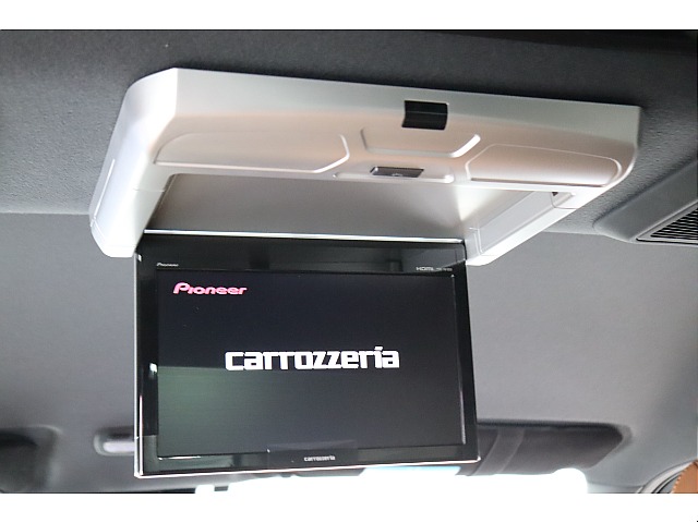 カロッツェリア製10インチ後席モニター完備！