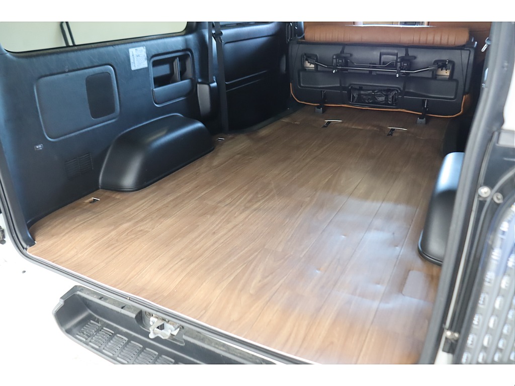 日常使いでも便利なCFカーゴマットが装着済み☆