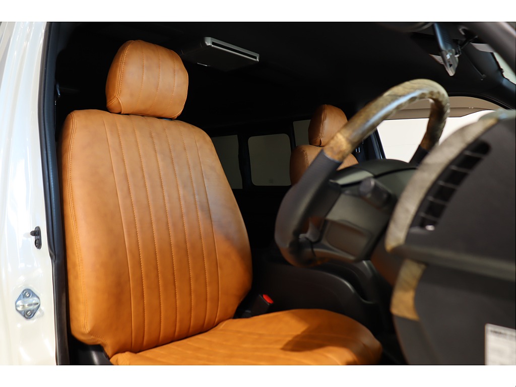 全席にクラシックキャメルのシートカバーが装着済み！