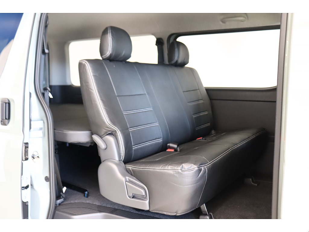 ゆったり座れる３人掛けセカンドシート♪