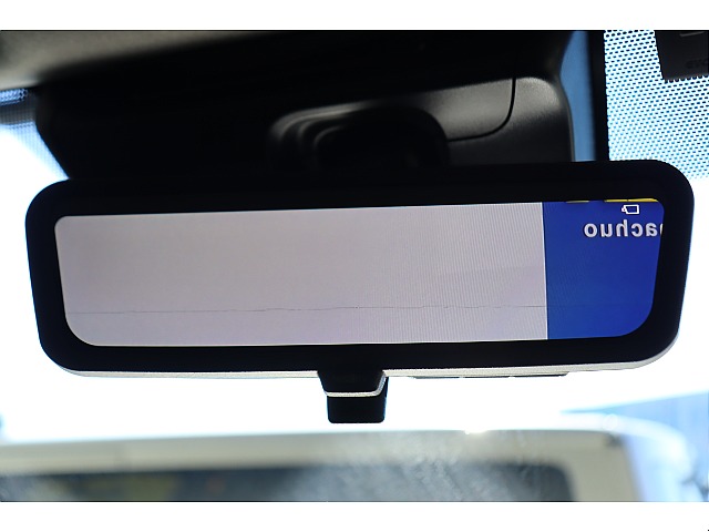 後方の安全確認も可能なデジタルインナーミラーを完備！