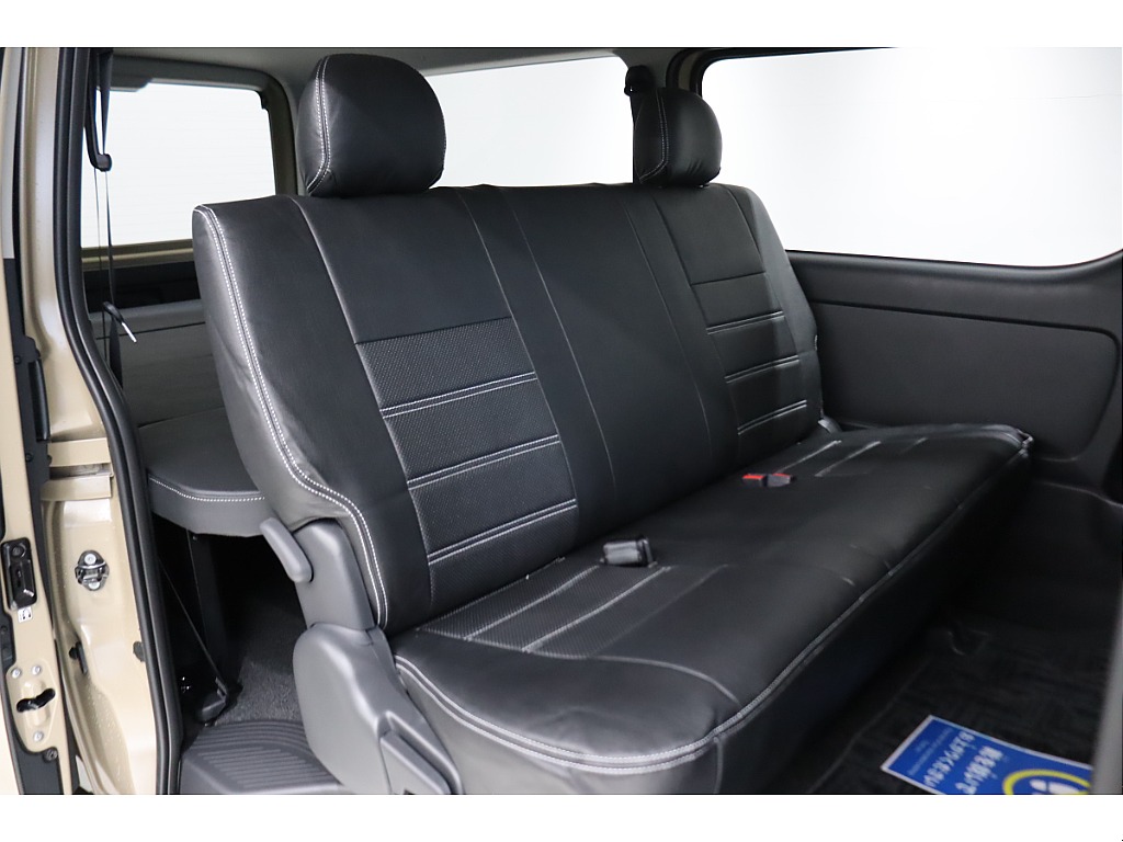 ゆったり座れる３人掛けセカンドシート！