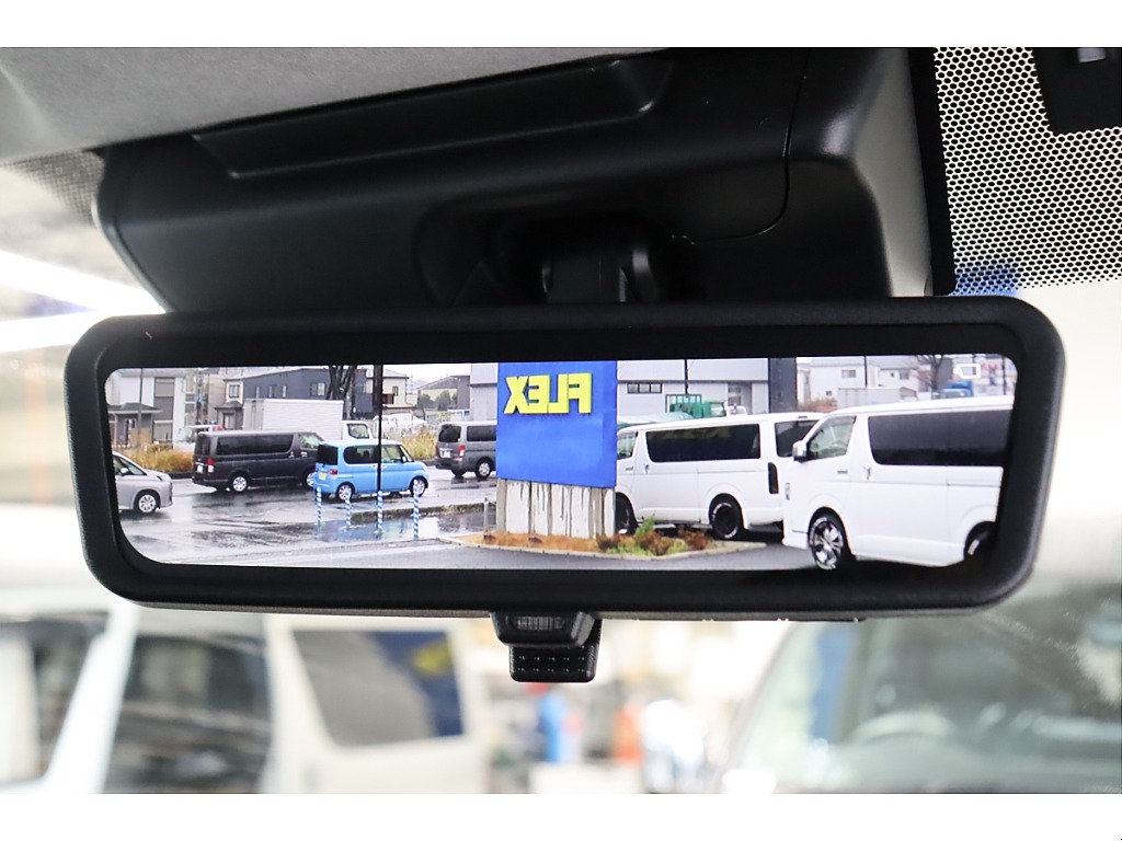 後方の死角を解消するデジタルインナーミラーを完備！