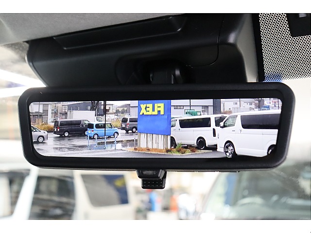 積載時の後方確認も安心なデジタルインナーミラーを完備！