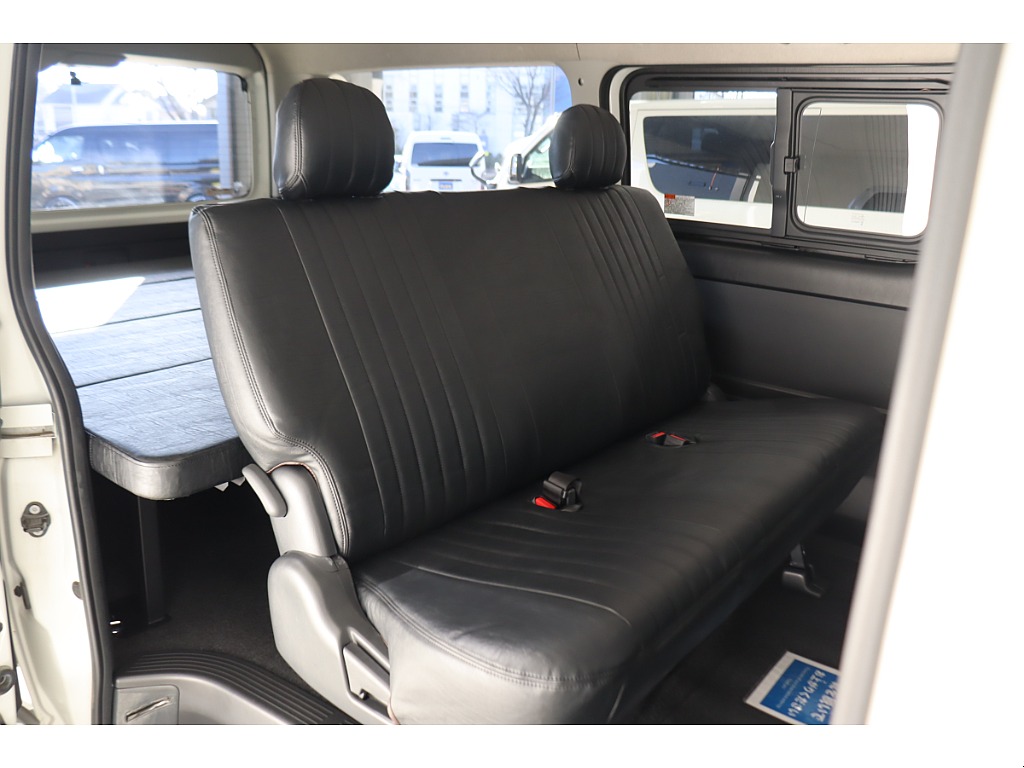 ゆったり座れる３人掛けセカンドシート♪