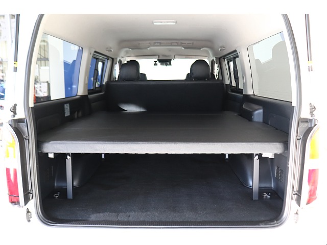 荷室にはフラットタイプのベッドキットを装着！